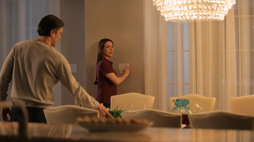 Slika iz videoposnetka o Philipsovi razsvetljavi za dnevne sobe