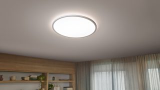 Žarnice LED z žarilno nitko v vintage stilu, ki visijo kot viseče svetilke, ustvarjajo toplo vzdušje v prijetni jedilnici in predstavljajo energetsko učinkovite in elegantne rešitve za osvetlitev doma