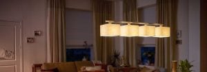 Moderna LED viseča svetilka z več senčniki iz tkanine osvetli prijetno dnevno sobo ter predstavlja energetsko učinkovite in elegantne rešitve za osvetlitev doma za ambientalno večerno udobje.